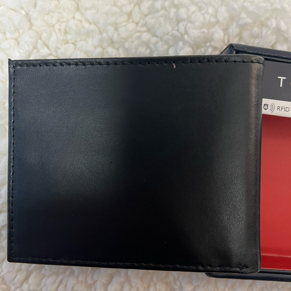 Tommy Hilfiger Bi-fold, RFID Protected Passcase Black Leather Wallet - Picture 7 of 8